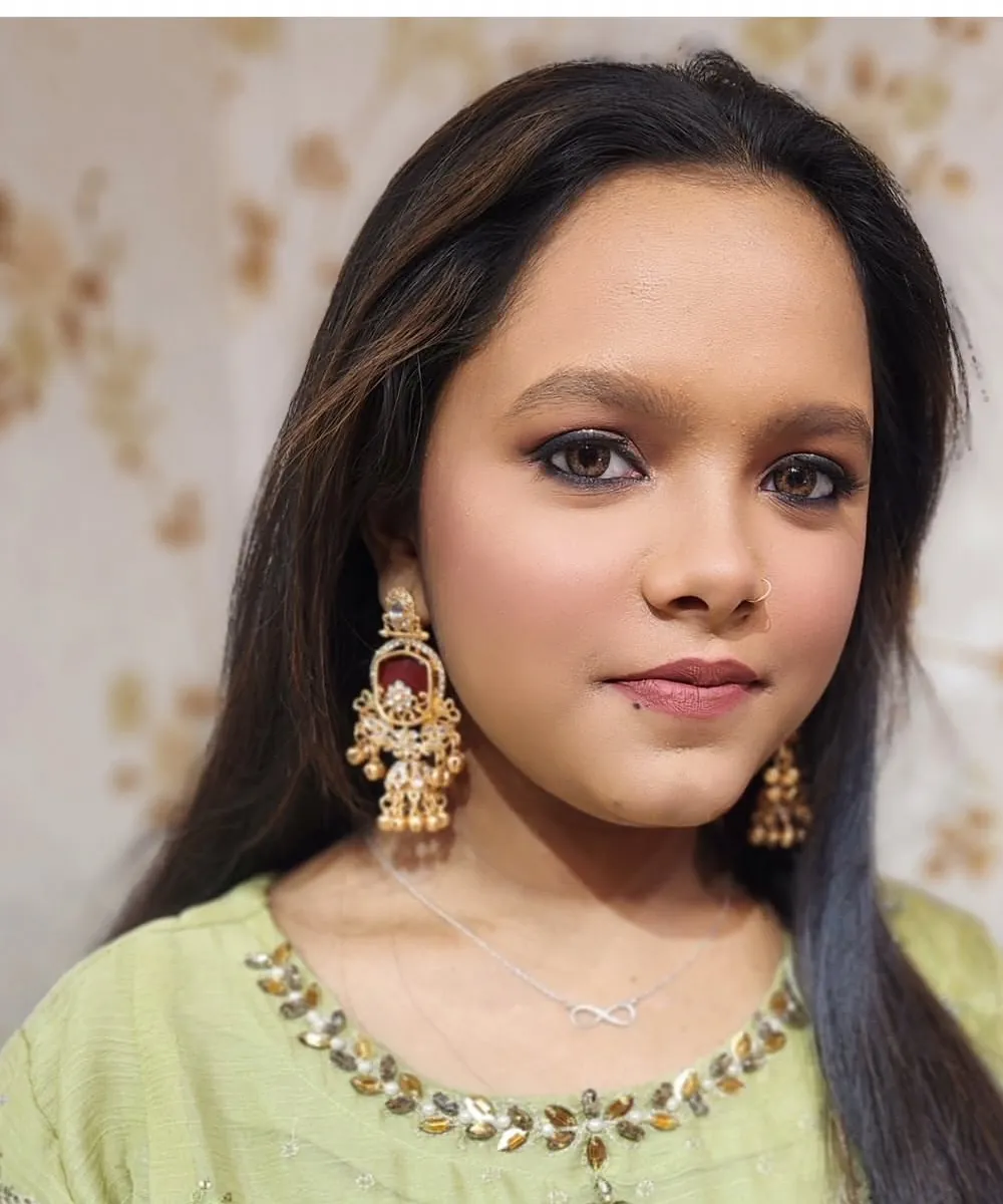 Natural soft glam makeup taught in a workshop